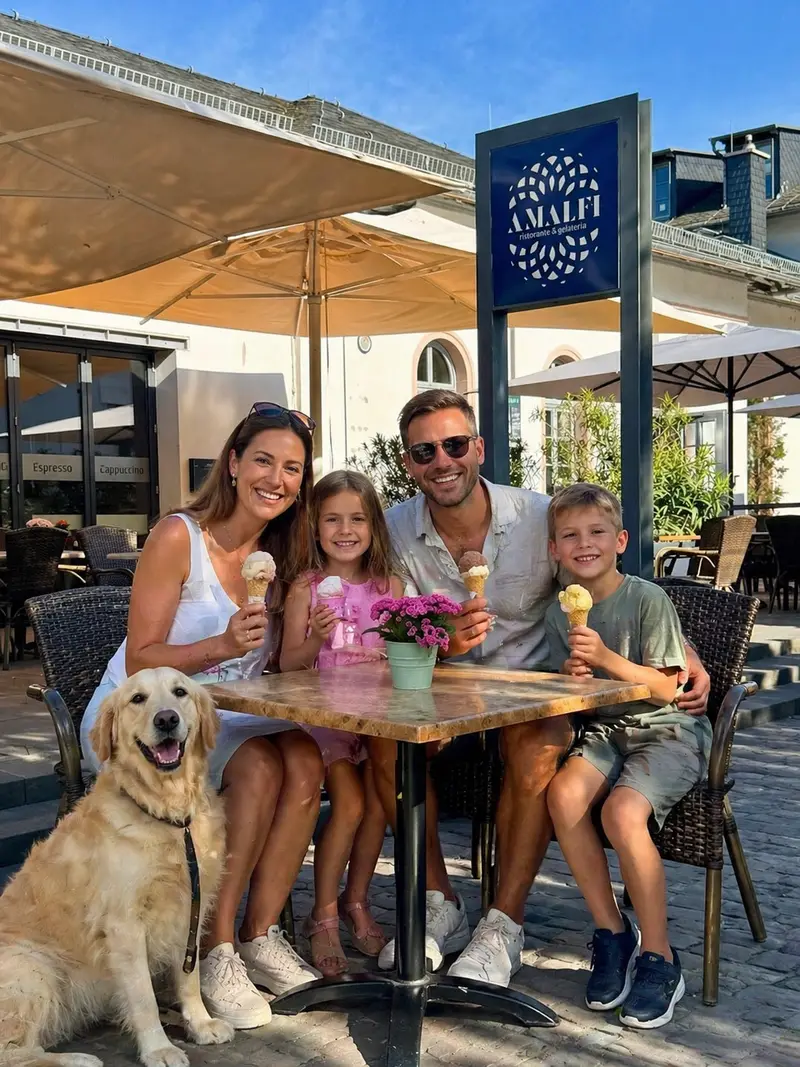 Familie mit Hund vor der Amalfi Gelateria in Osthofen