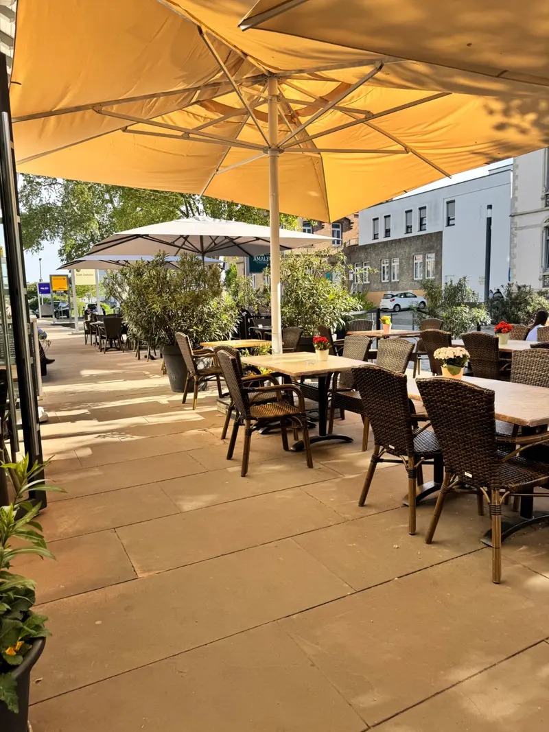 Sonnige Terrasse mit gelben Sonnenschirmen